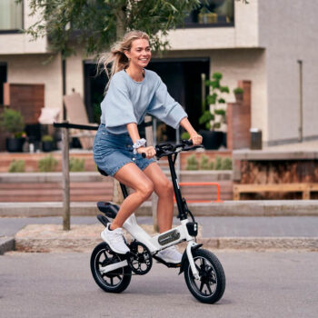 Kvinde kører på Ebike mini hvid elcykel