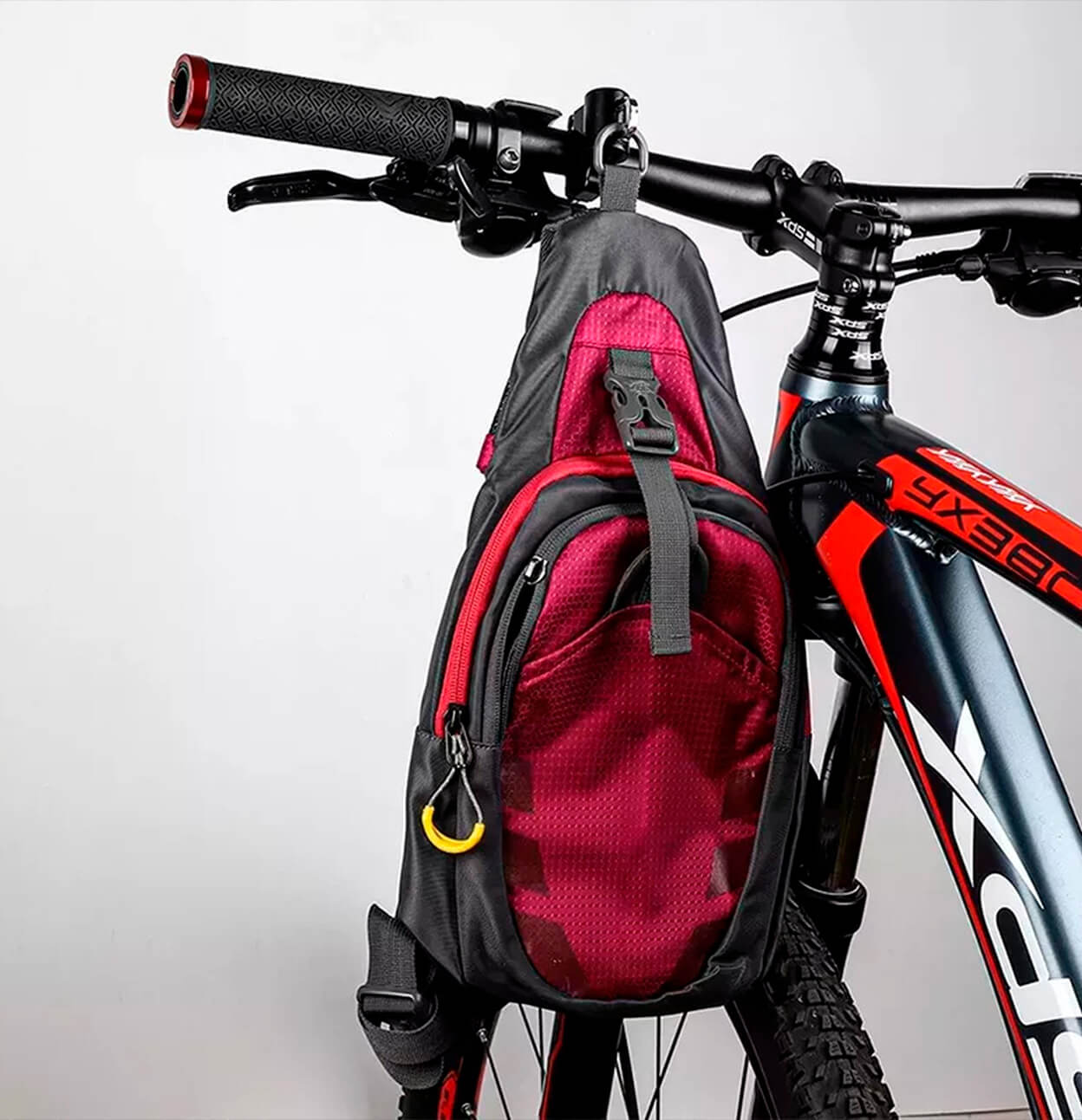 Hjelmlås holder taske på cykel