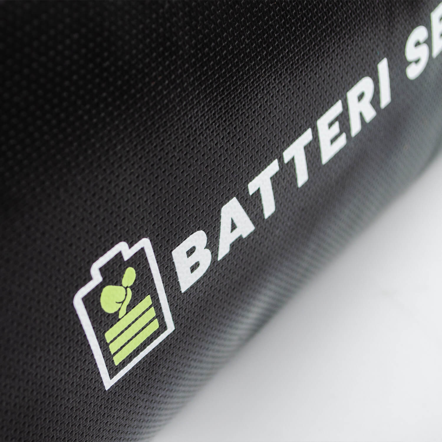 closeup af brand navn på brandsikker pose til batteri.