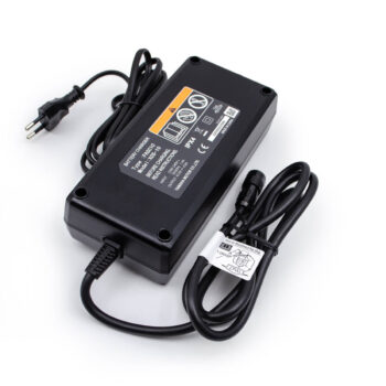 Yamaha elcykel batteri oplader set fra bagsiden med fokus på specifikationer