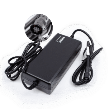 Yamaha elcykel batteri oplader set oppefra med fokus på stik type